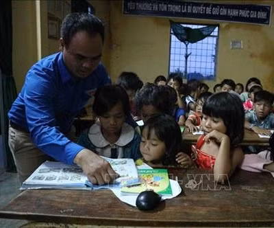Lớp học tiếng Anh miễn phí của thầy K’Xiam Lo Minh ở buôn làng K’Ho