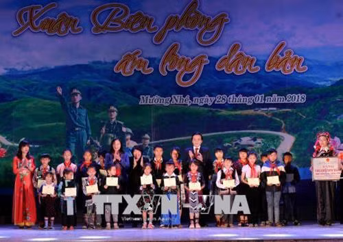 Chương trình "Xuân biên phòng ấm lòng dân bản" ở huyện Mường Nhé