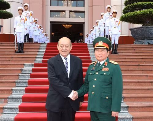 Bộ trưởng Quốc phòng Cộng hòa Pháp thăm chính thức Việt Nam