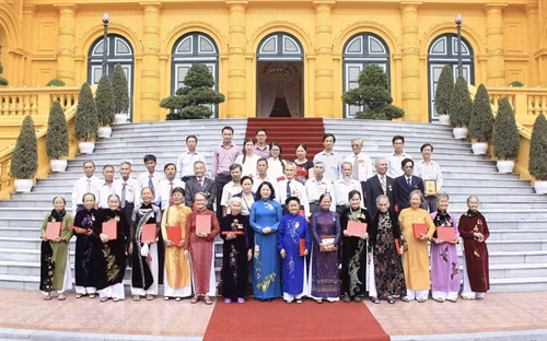 Phó Chủ tịch nước gặp mặt đoàn đại biểu người có công thị xã Điện Bàn, Quảng Nam
