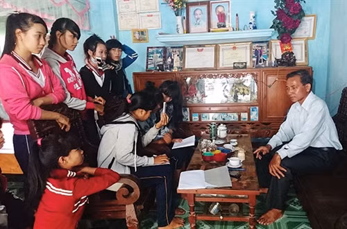 Đưa con chữ về với đồng bào Châu Mạ