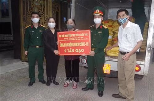 Thắm nghĩa đồng bào trong cuộc chiến chống dịch COVID-19