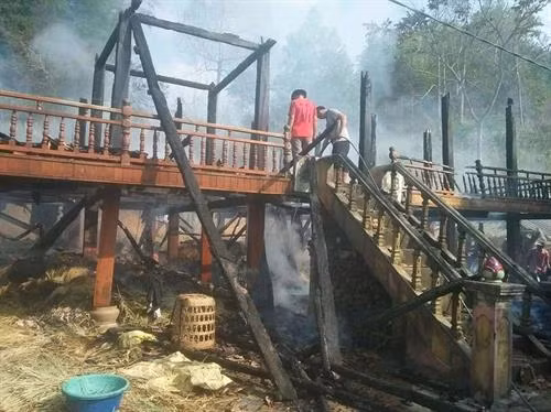 Nhà sàn ở Điện Biên bị thiêu rụi do chủ nhà quên dập tắt bếp lửa