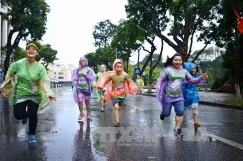 Hà Nội tăng nhiệt, trưa nóng 35 độ