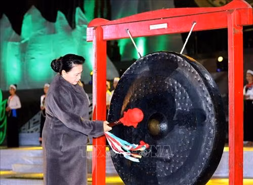 Chủ tịch Quốc hội Nguyễn Thị Kim Ngân dự Lễ khai mạc Tuần Văn hóa, Du lịch tỉnh Hòa Bình năm 2019