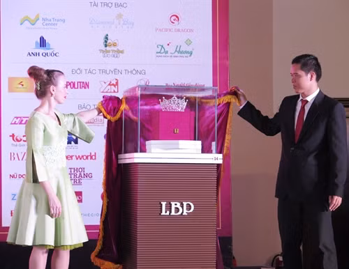Ra mắt vương miện Hoa hậu Hoàn vũ Việt Nam 2015
