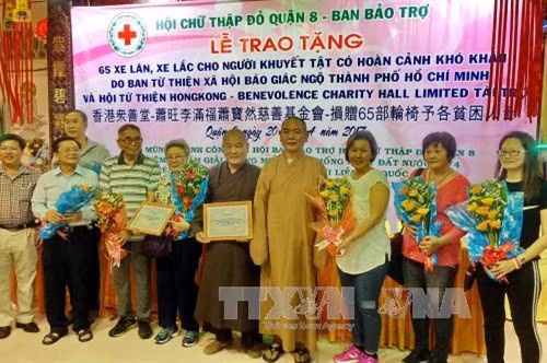 Thành phố Hồ Chí Minh: tặng xe lăn cho người khuyết tật nghèo dịp 30/4