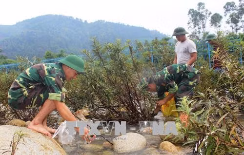 Nhân dân biên giới Việt - Trung phối hợp vệ sinh môi trường dọc tuyến sông biên giới