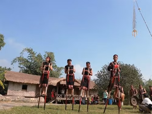 Về làng Jun đi cà kheo với đồng bào