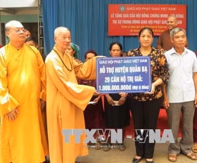 Giáo hội Phật giáo Việt Nam thăm, tặng quà đồng bào vùng tâm lũ Quản Bạ