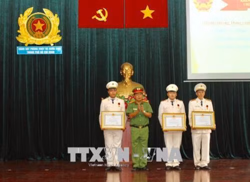 Trao Huân chương Dũng cảm của Chủ tịch nước tặng ba chiến sỹ Cảnh sát Phòng cháy, chữa cháy