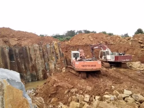 Ngang nhiên khai thác đá trái phép ở thị xã Gia Nghĩa (Đắk Nông)