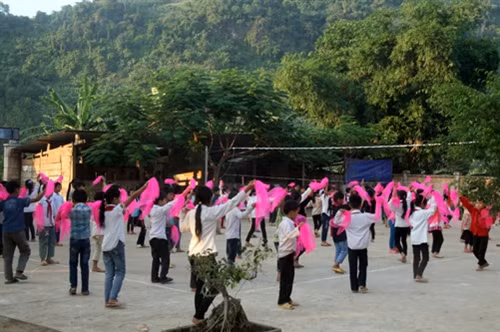 Thầy, cô xuống bản tìm học sinh ra lớp