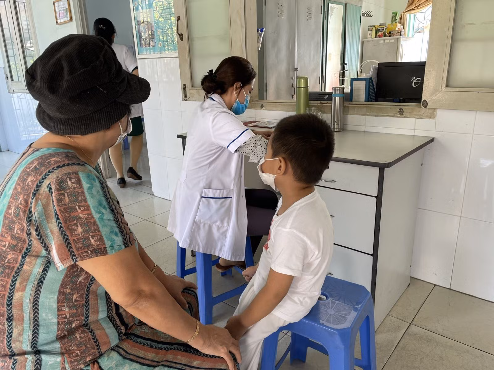 Sau thời gian gấp rút giải quyết những khó khăn ban đầu, 34 trạm y tế đã được khám chữa bệnh BHYT trở lại. Ảnh: Đan Phương-Báo Tin tức