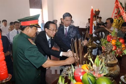 Lãnh đạo Thành phố Hồ Chí Minh dâng hương, dâng hoa tưởng niệm Chủ tịch Hồ Chí Minh