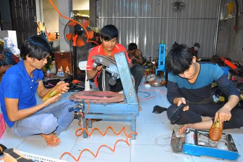 Phan Văn Đức tay trắng làm giàu từ nghề đóng giày