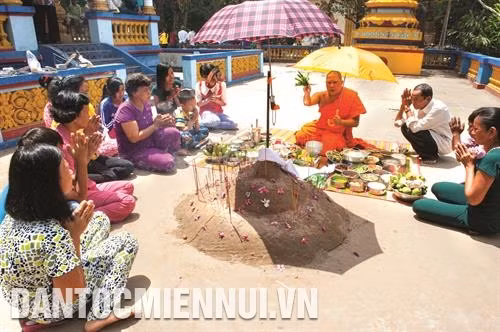 Tục đắp núi cát của người Khmer Nam Bộ