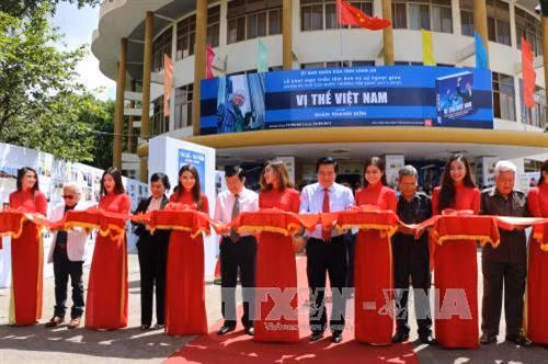 Triển lãm ảnh Ký sự ngoại giao với chủ đề "Vị thế Việt Nam" tại Long An