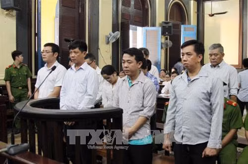 Tuyên hủy toàn bộ bản án sơ thẩm để điều tra, xét xử lại