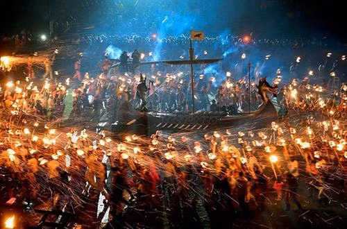 Độc đáo lễ hội lửa Viking ở Scotland
