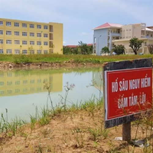 Bé trai 8 tuổi tử vong do đuối nước khi tắm ao ở Yên Bái