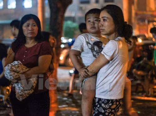 Hà Nội: Cháy chung cư Linh Đàm giữa đêm, dân bỏ nhà tháo chạy