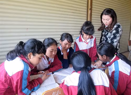 Khi cô giáo "gần" hơn mẹ hiền