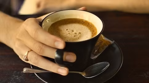 Uống cà phê thường xuyên ngăn chặn giảm trí nhớ