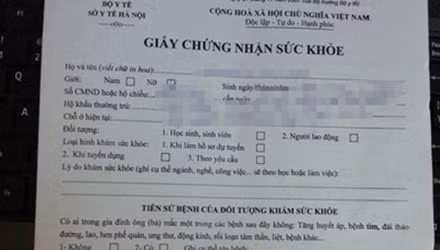 Khởi tố 2 bị can bán giấy khám sức khỏe giả