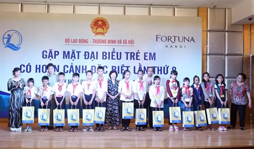 Gặp mặt biểu dương thành tích những học sinh tiêu biểu, có hoàn cảnh khó khăn