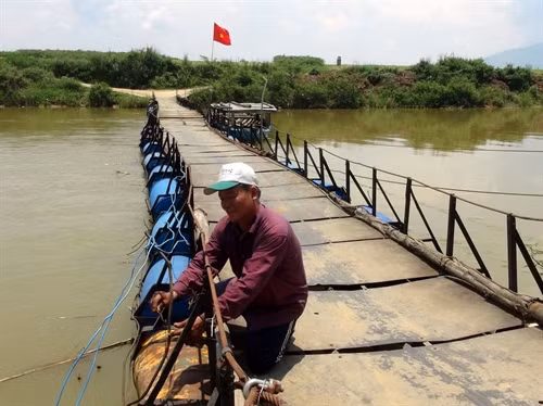 Cầu phao "Ông Dũng" 
