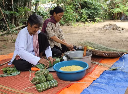 Gói bánh Tét trong Tết truyền thống Chol Chnam Thmay của đồng bào Khmer Nam bộ
