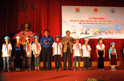 Tuyên dương học sinh vượt khó học giỏi khu vực miền núi phía Bắc