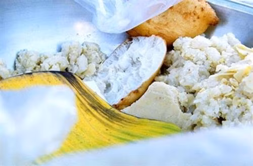 Xôi vò bánh chiên - đặc sản độc quyền của Phan Thiết