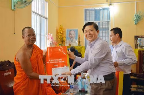 Thăm hỏi, chúc mừng nhân Tết cổ truyền của đồng bào Khmer