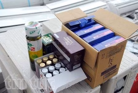 Tạm giữ 4 container hàng điện tử và mỹ phẩm nhập lậu