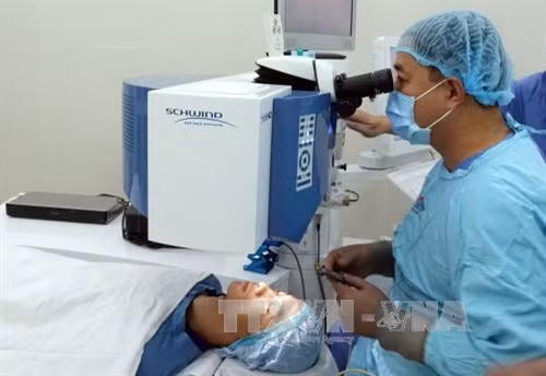 Phẫu thuật khúc xạ bằng Laser công nghệ SmartSurfACE giá rẻ lần đầu tiên tại Việt Nam