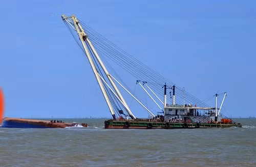 Trục vớt tàu Hoàng Phúc 18