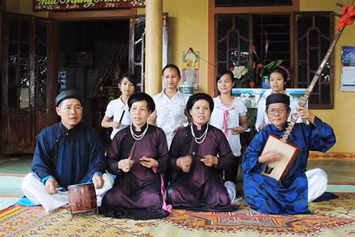 Truyền dạy kỹ năng đàn, hát ca trù cho các ca nương, kép đàn và người đam mê ca trù