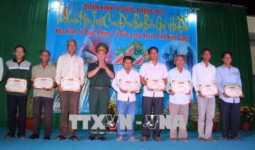 Đoàn kinh tế Quốc phòng 915 vui xuân cùng bà con vùng biên giới, hải đảo