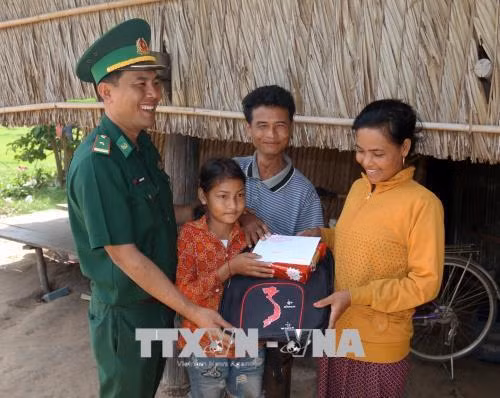 Đồn Biên phòng Phú Mỹ (Kiên Giang) chắp cánh ước mơ cho học sinh nghèo vùng biên