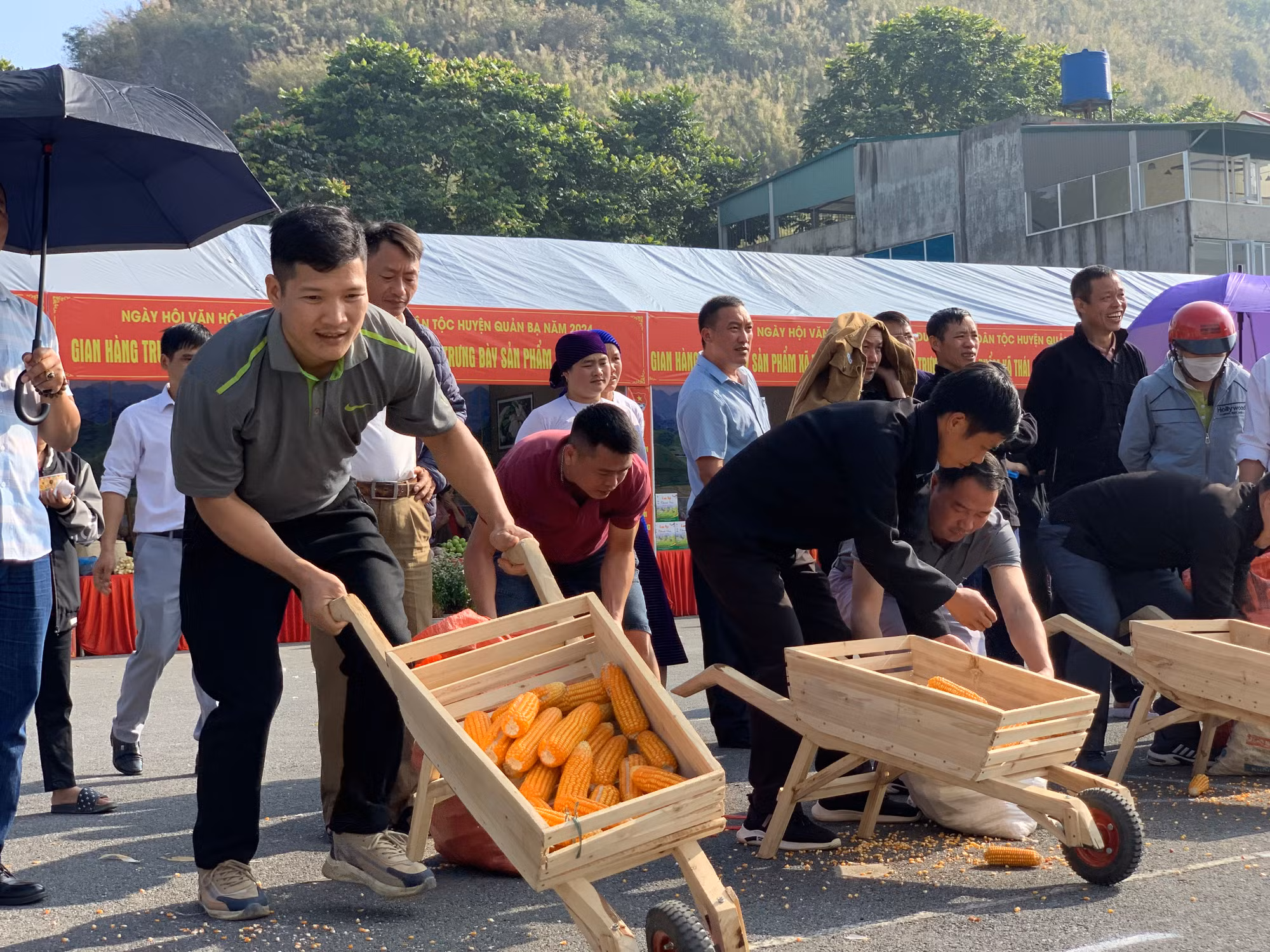 Ảnh 6.1 Phần thi đẩy Ngô qua chướng ngại vật đã tái hiện lại những khó khăn, vất vả của đồng bào dân tộc khi thu hoạch và vận chuyển nông sản do địa hình cao, dốc.JPG