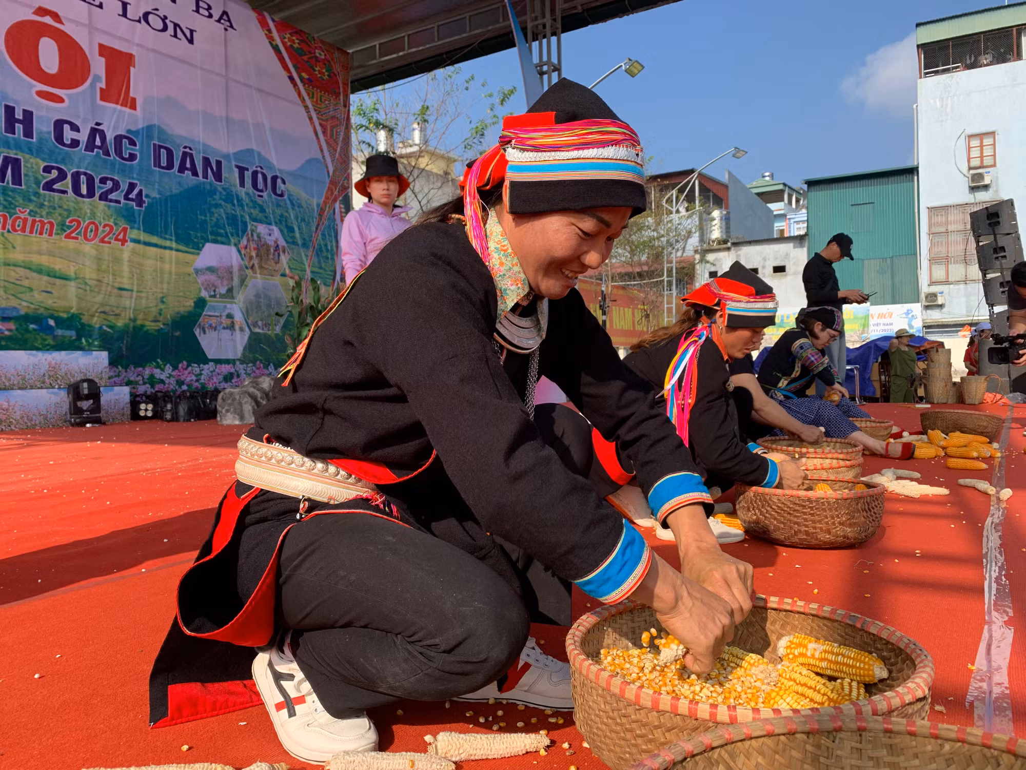 Ảnh 8. Thi tẽ Ngô nhanh là một tạo không khí sôi nổi, tái hiện đôi bàn tay khéo léo, nhanh thoăn thoắt của phụ nữ vùng đồng bài DTTS chịu khó, cần cù.JPG