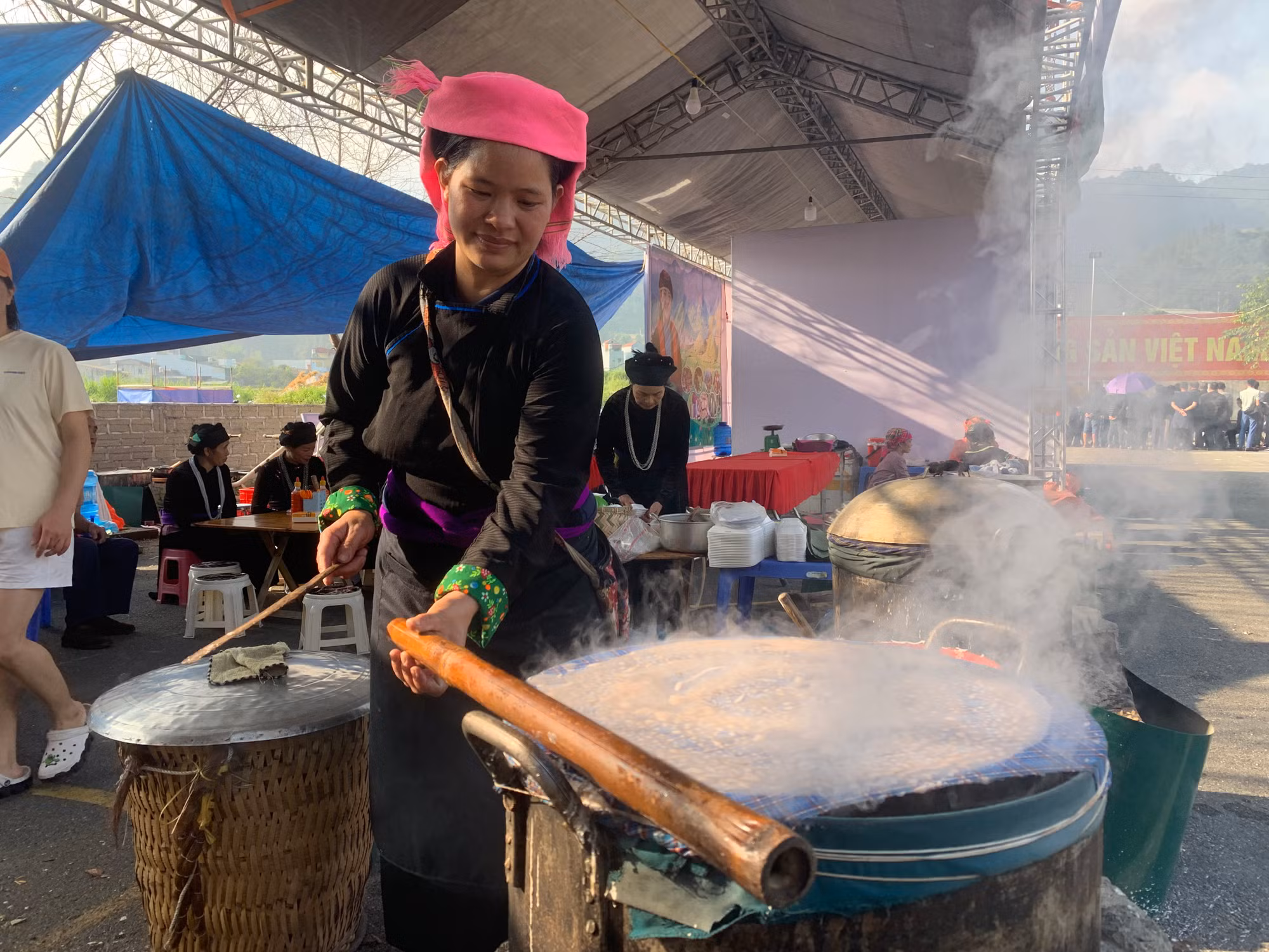 Ảnh 11. Chị phụ nữ dân tộc Giấy tráng bánh phở đỏ thủ công, bánh phở truyền thống được tráng bằng gạo bào thai; đây là nguyên liệu để cho ra thành phẩm bát phở tráng tay Tráng Kìm, Quản Bạ.JPG