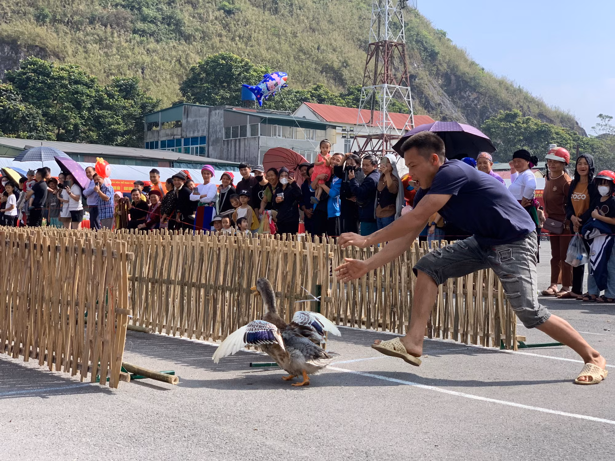 Ảnh 15.1. Phần thi đua Vịt tạo được sự vui tươi, phấn khởi cho ngày Hội.JPG