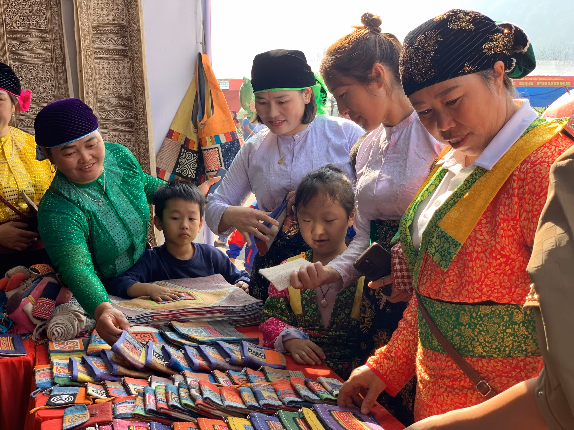 Quản Bạ vùng đất nổi tiếng với nghề dệt lanh truyền thống, các sản phẩm từ lanh đã vươn xa nhiều nơi trên thế giới và được cộng đồng rất ưa chuộng.Ảnh: Hoàng Chính