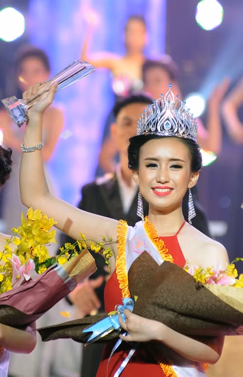 Thí sinh Đặng Thị Thu Hồng giành ngôi vị Hoa khôi cuộc thi Nữ sinh viên Việt Nam duyên dáng 2016