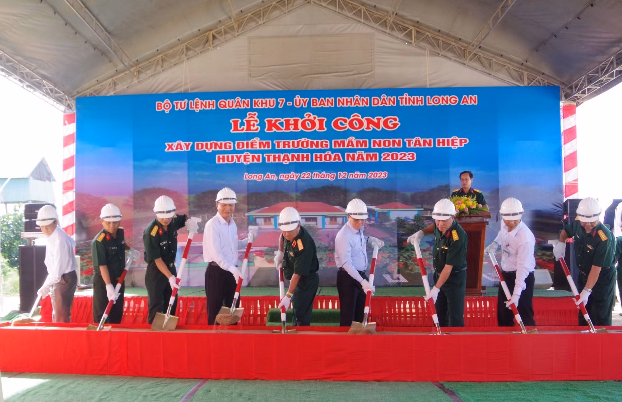 Đại biểu thực hiện nghi thức khởi công xây dựng điểm trường mầm non trên tuyến biên giới. Ảnh: Đức Hạnh - TTXVN