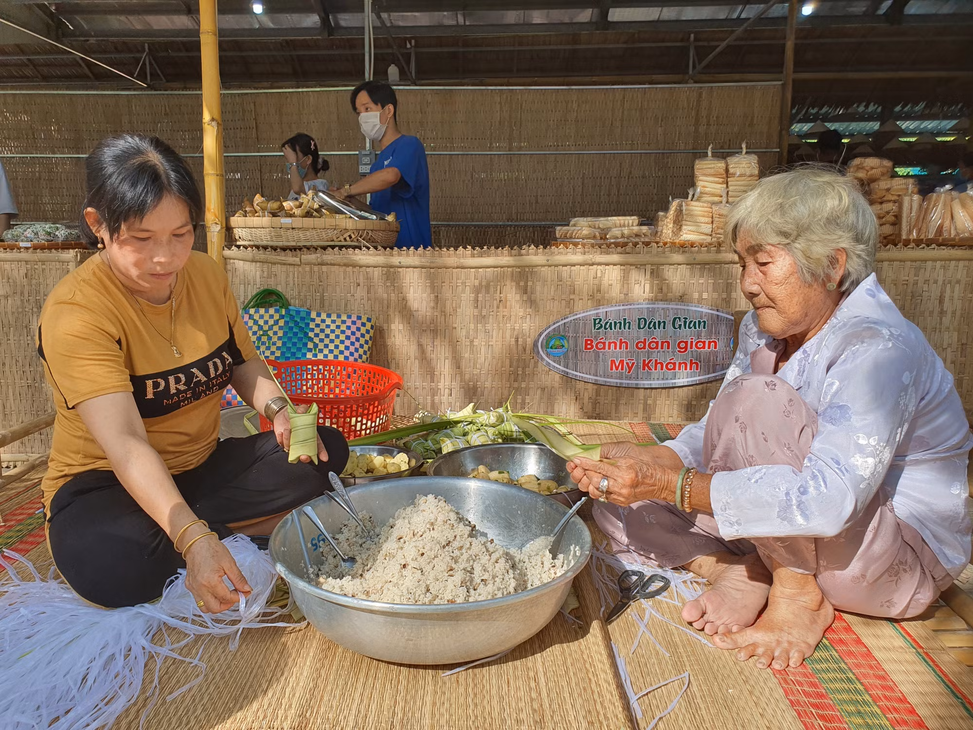 Chế biến bánh dân gian Nam Bộ tại Làng du lịch Mỹ Khánh thuộc huyện Phong Điền (thành phố Cần Thơ). Ảnh: Ánh Tuyết - TTXVN