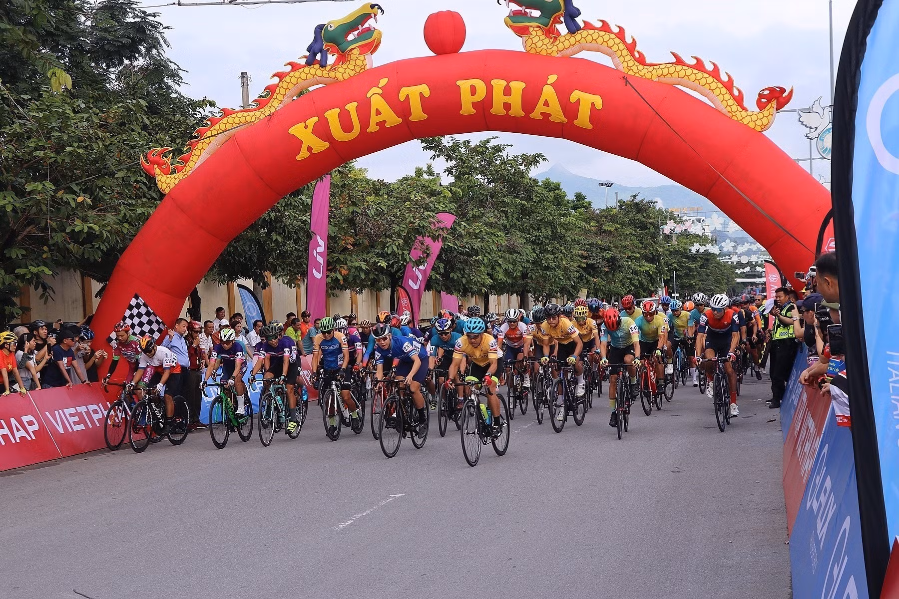 Các vận động viên tham dự giải tại điểm xuất phát. Ảnh: Thanh Hải - TTXVN